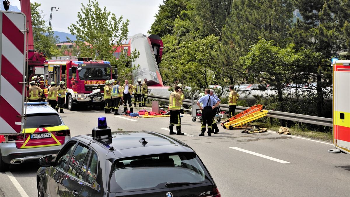 V Bavorsku vykolejil vlak. Tři mrtví, další lidé jsou těžce zranění